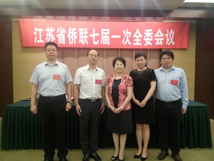 省僑聯(lián)主席周建農（右三）與丁榮董事長(cháng)（右一）合影